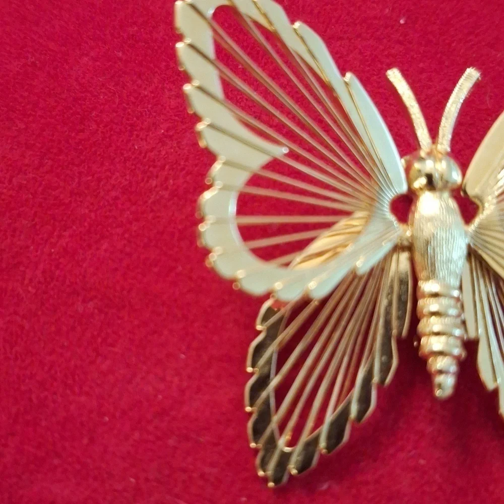 Vintage Monet butterfly brooch gold tone wire wings insect moth jewelry pin - Picture 2 of 10